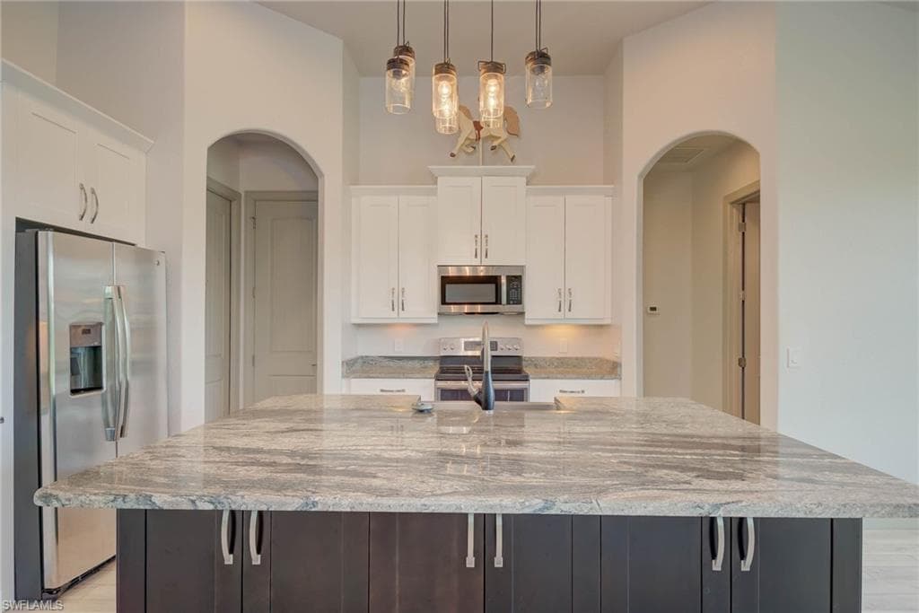 18111 Riverchase CT, ALVA FL 33920-12