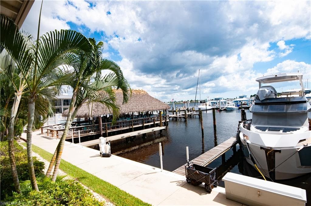 900 Broad AVE S, NAPLES FL 34102-25