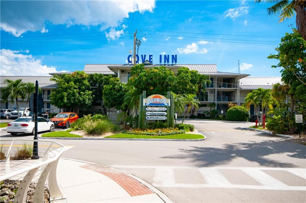 900 Broad AVE S, NAPLES FL 34102-35