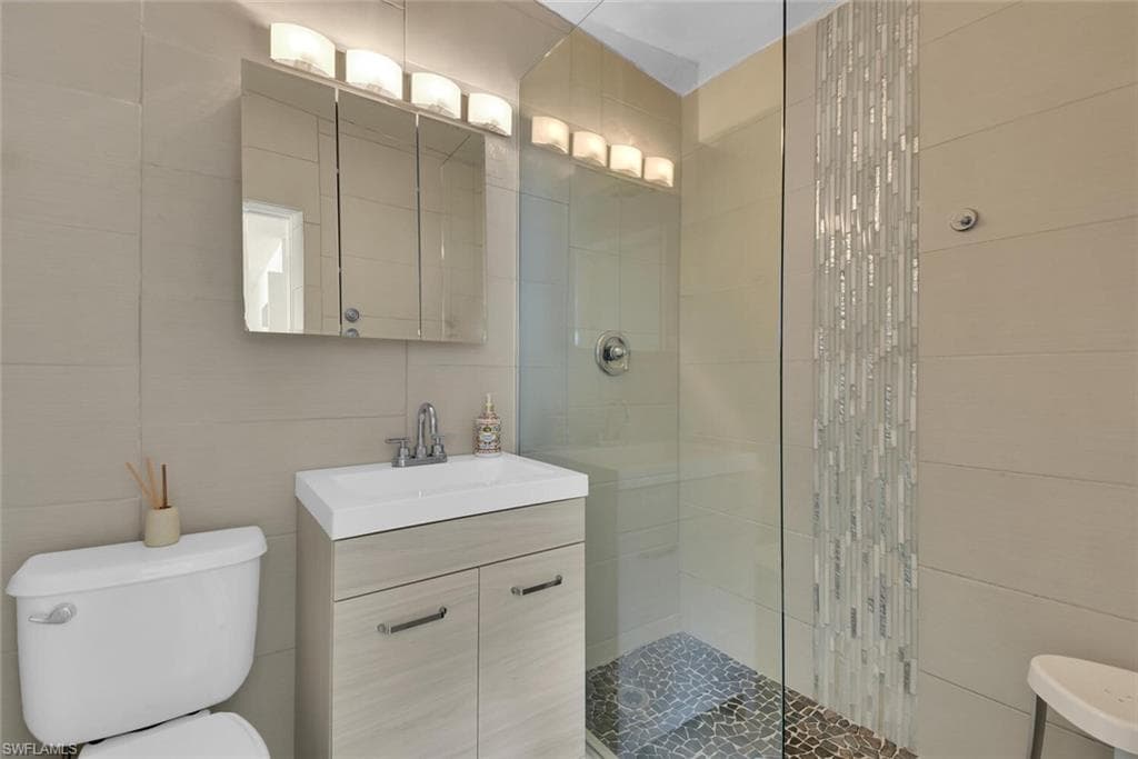 2048 Holiday LN, NAPLES FL 34104-22