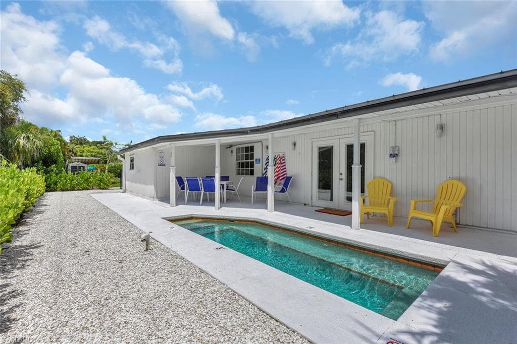 2048 Holiday LN, NAPLES FL 34104-26