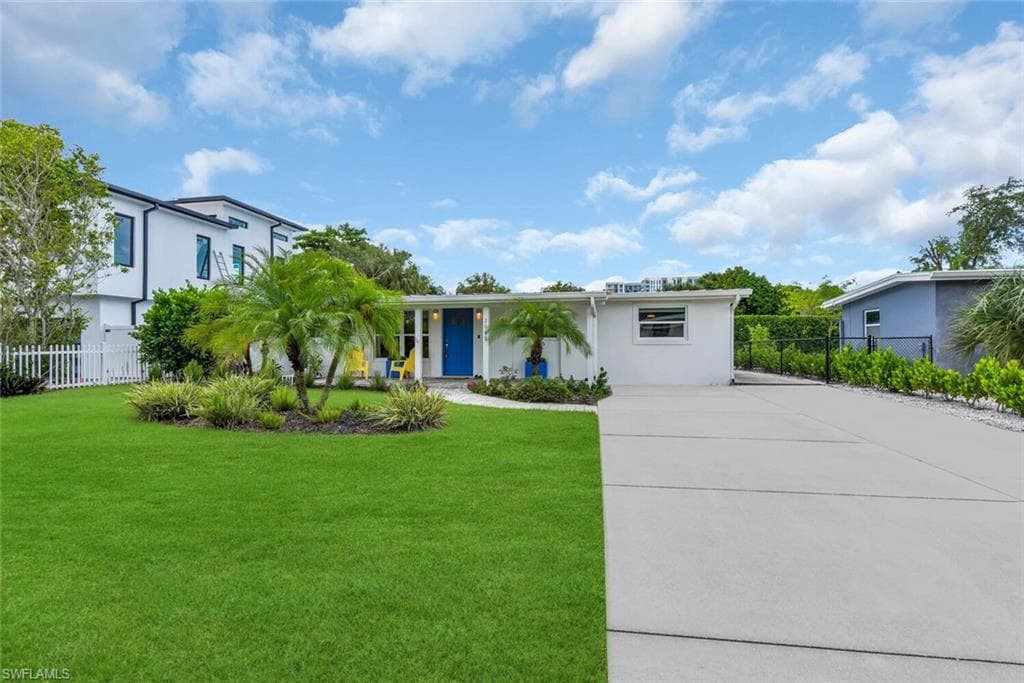 2048 Holiday LN, NAPLES FL 34104-1