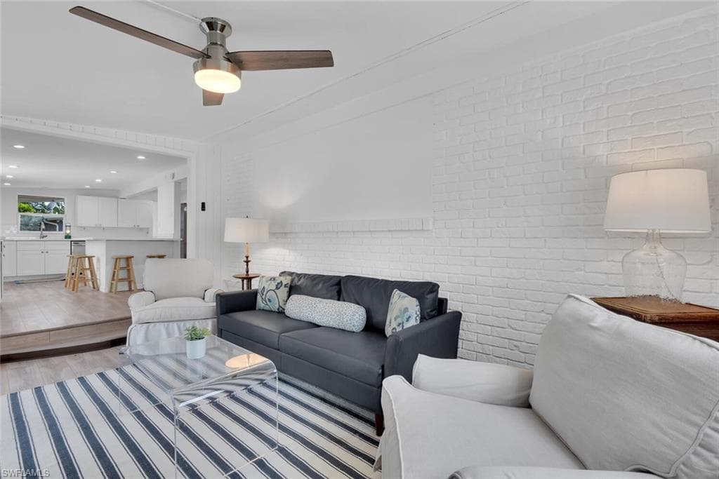 2048 Holiday LN, NAPLES FL 34104-11