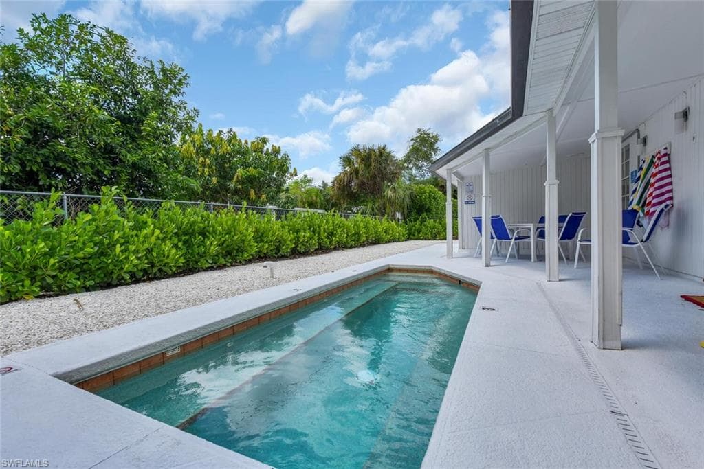 2048 Holiday LN, NAPLES FL 34104-25