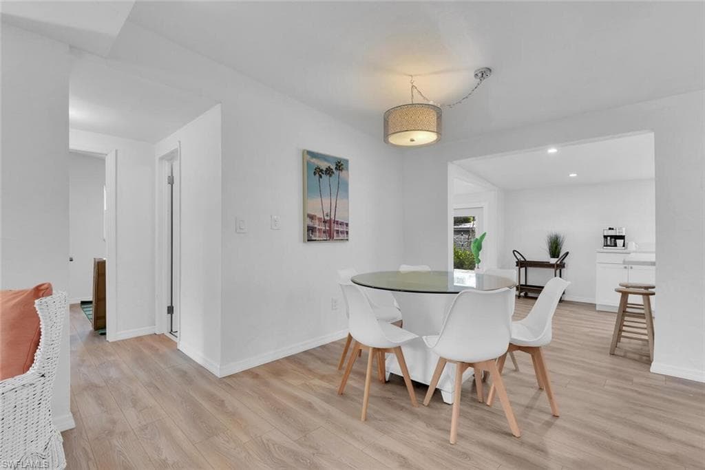 2048 Holiday LN, NAPLES FL 34104-6