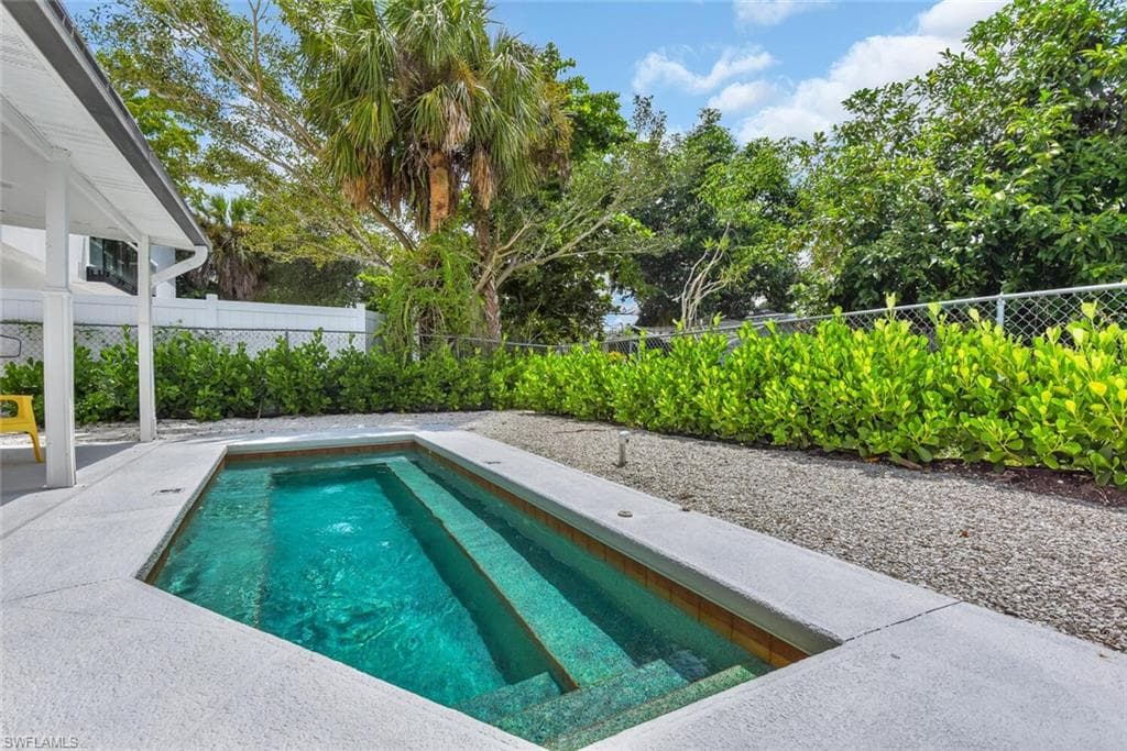 2048 Holiday LN, NAPLES FL 34104-27