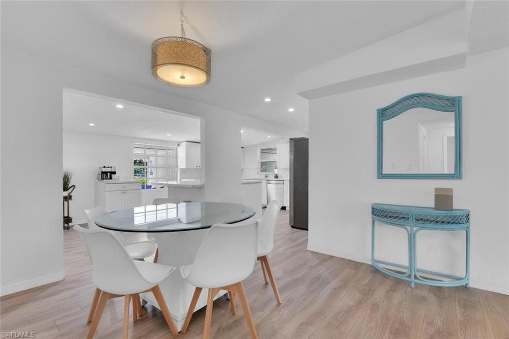 2048 Holiday LN, NAPLES FL 34104-4