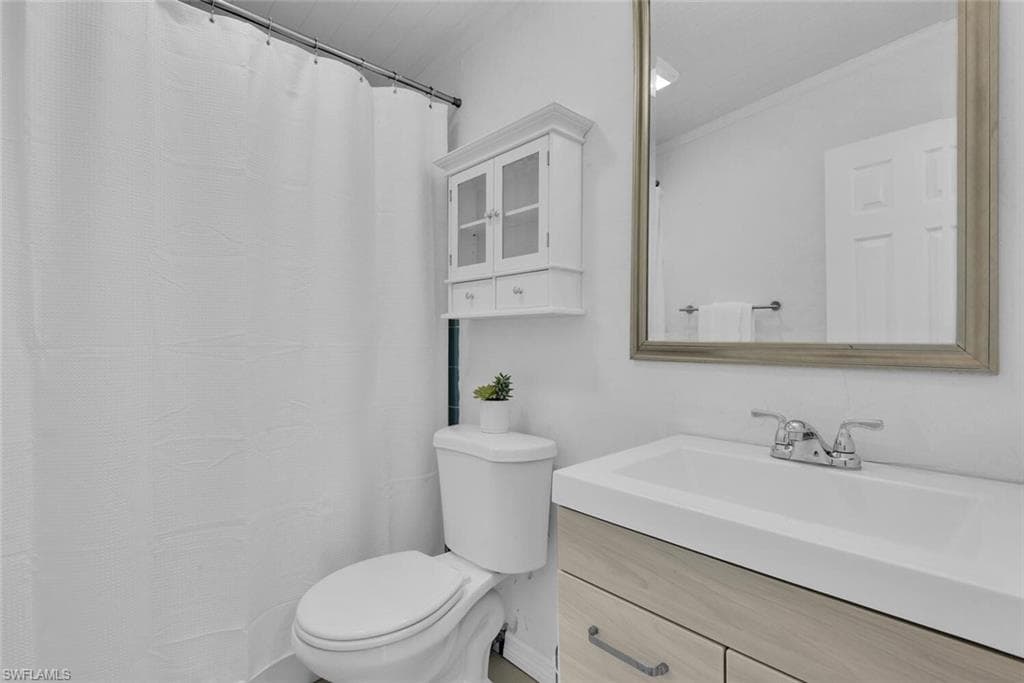 2048 Holiday LN, NAPLES FL 34104-19