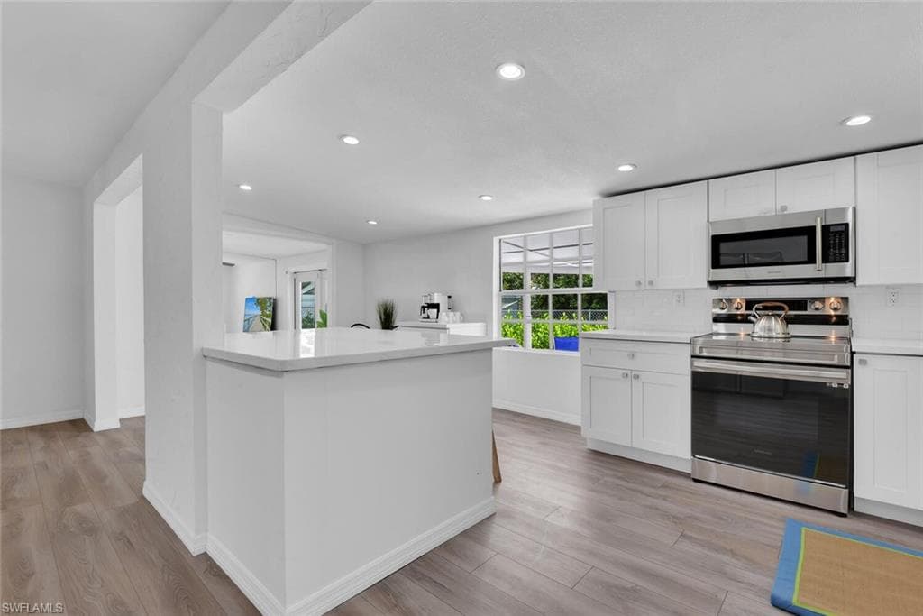 2048 Holiday LN, NAPLES FL 34104-9