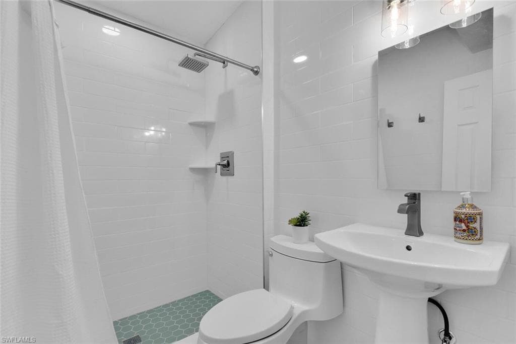 2048 Holiday LN, NAPLES FL 34104-14