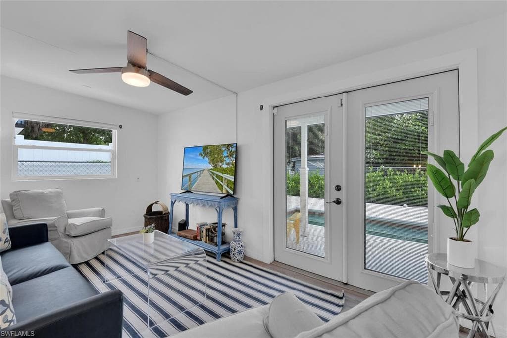 2048 Holiday LN, NAPLES FL 34104-10