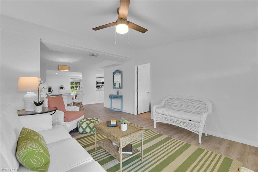 2048 Holiday LN, NAPLES FL 34104-3