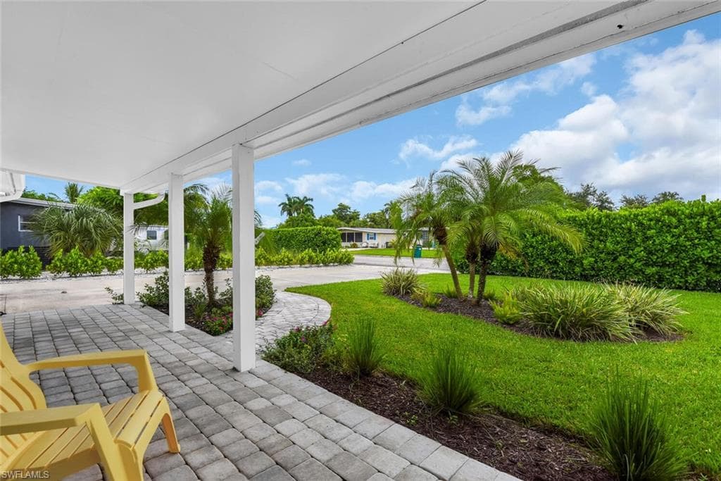 2048 Holiday LN, NAPLES FL 34104-24