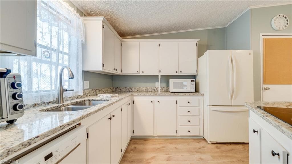 566 Horizon DR, NORTH FORT MYERS FL 33903-1