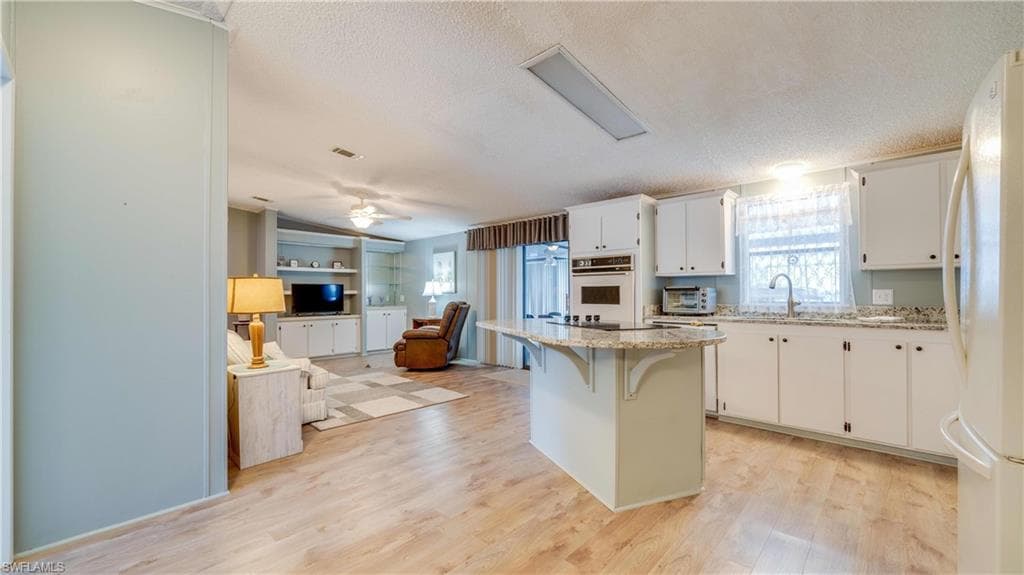 566 Horizon DR, NORTH FORT MYERS FL 33903-2