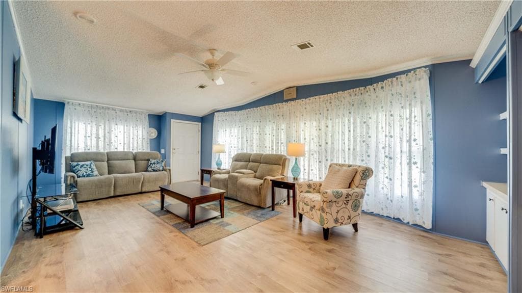 566 Horizon DR, NORTH FORT MYERS FL 33903-8