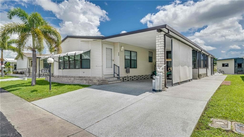 566 Horizon DR, NORTH FORT MYERS FL 33903-33