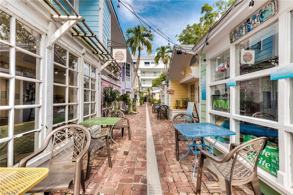 160 Palm ST # 210, MARCO ISLAND FL 34145-26