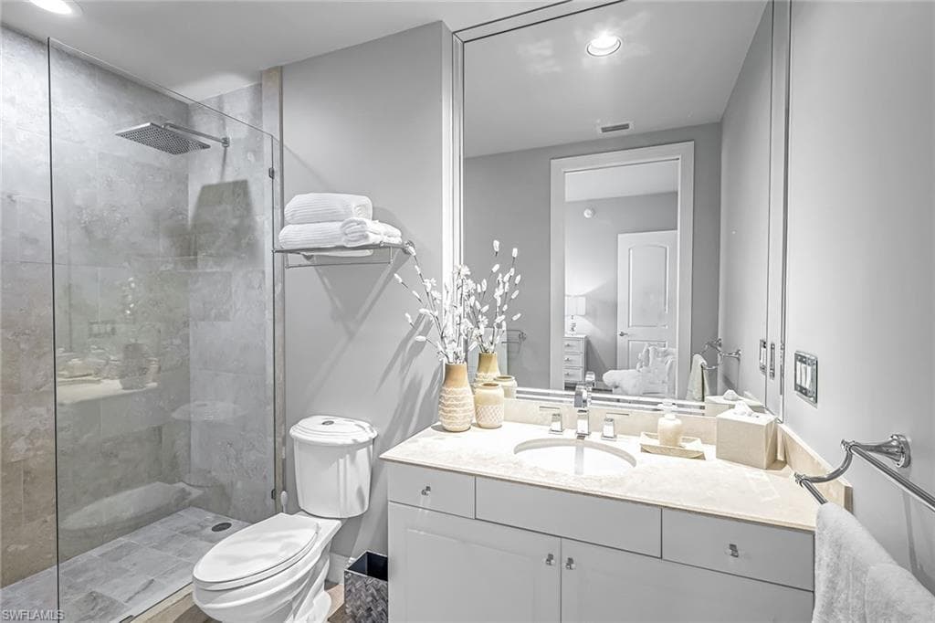 2090 W First ST # E2105, FORT MYERS FL 33901-23