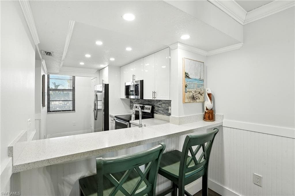 440 Seaview CT # 201, MARCO ISLAND FL 34145-7