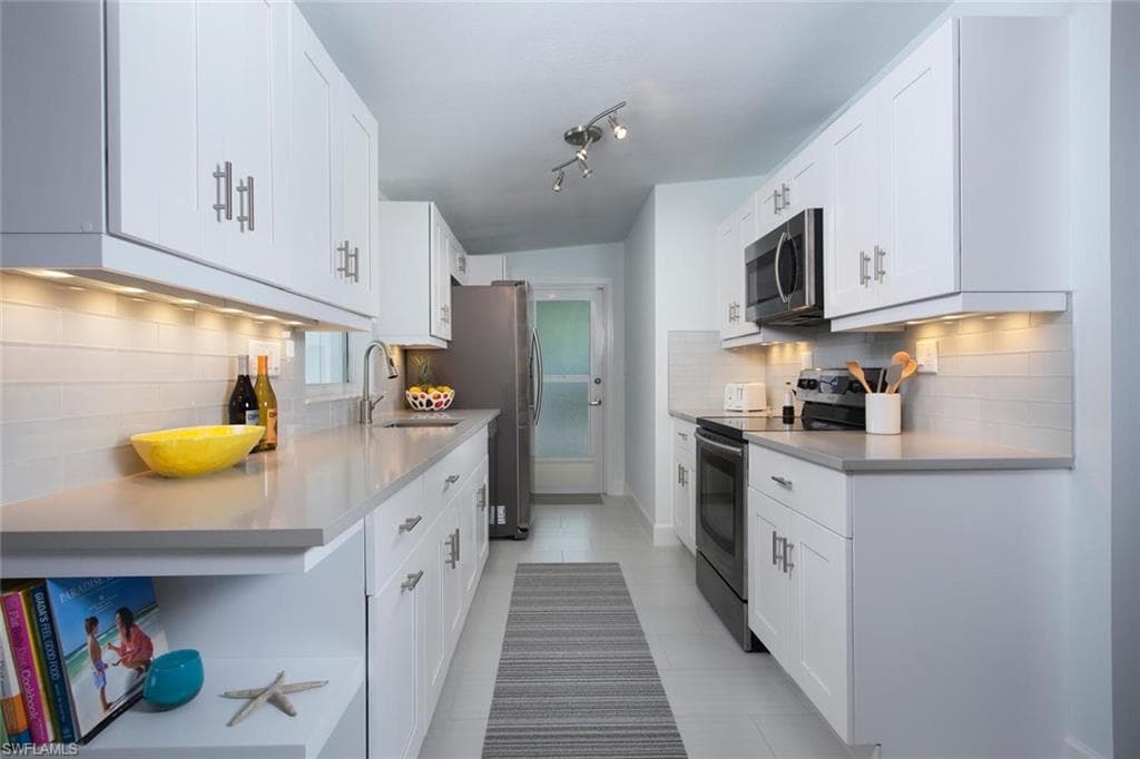 2048 Harbor LN, NAPLES FL 34104-5