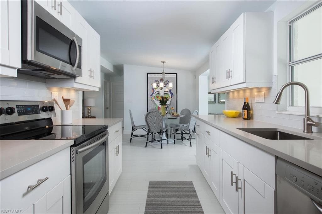 2048 Harbor LN, NAPLES FL 34104-4