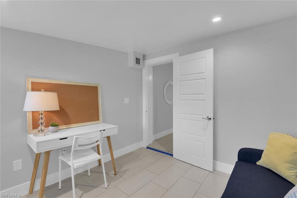 2048 Harbor LN, NAPLES FL 34104-23