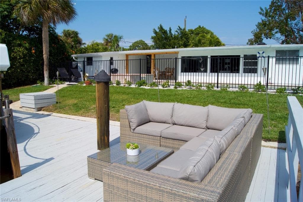 2048 Harbor LN, NAPLES FL 34104-28