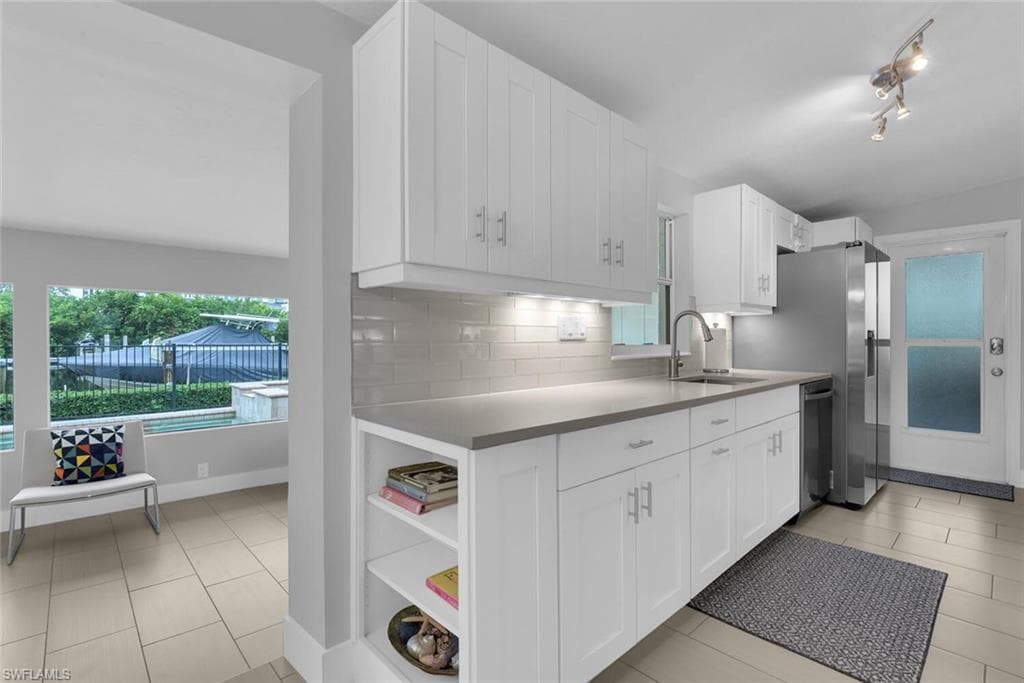 2048 Harbor LN, NAPLES FL 34104-7