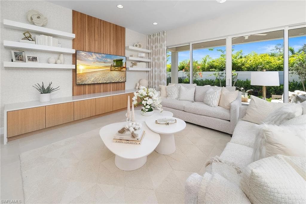 2440 Cambridge WAY, NAPLES FL 34112-2