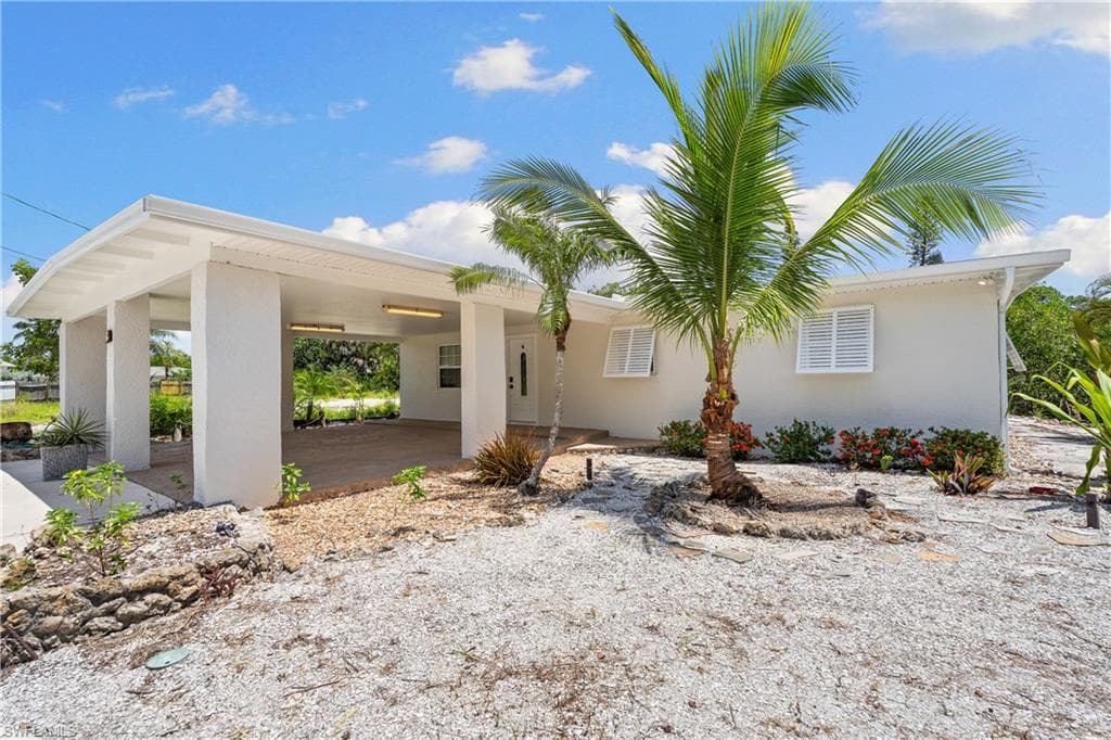 66 River CT, NAPLES FL 34110-1