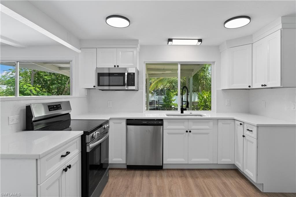 66 River CT, NAPLES FL 34110-11