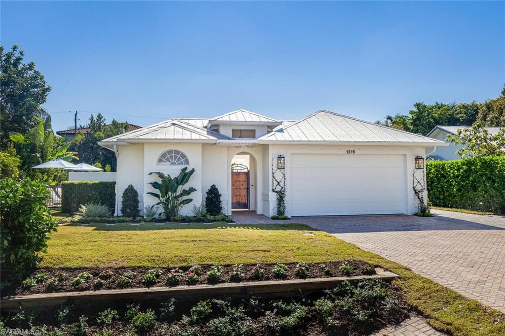 1216 Cypress Woods DR, NAPLES FL 34103-26