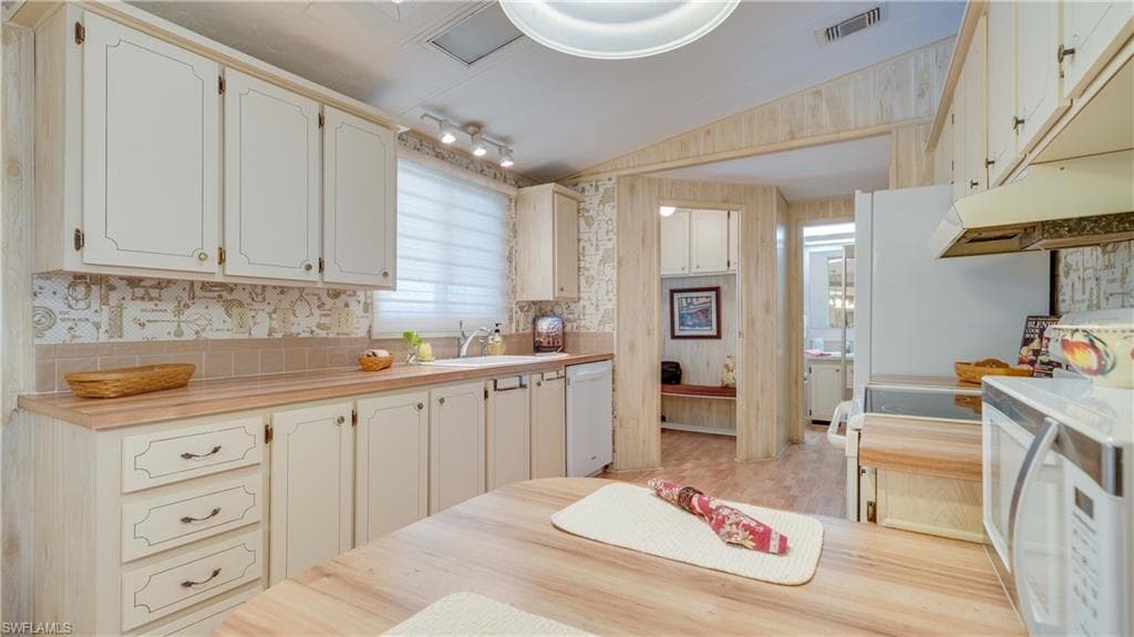 70 Sunrise AVE, NORTH FORT MYERS FL 33903-1