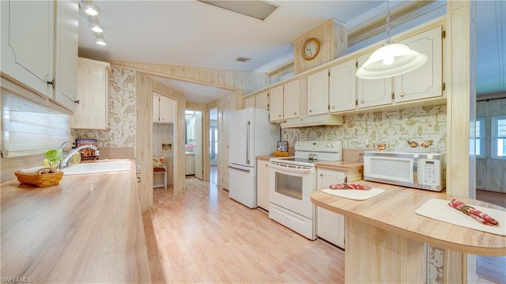 70 Sunrise AVE, NORTH FORT MYERS FL 33903-2