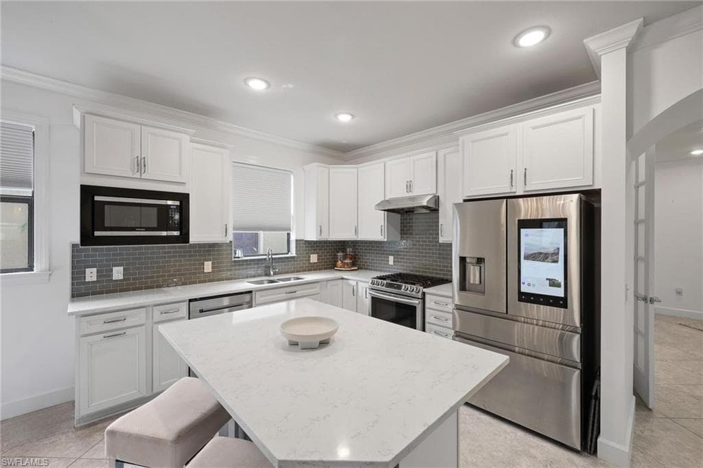 7670 Jacaranda LN, NAPLES FL 34114-2