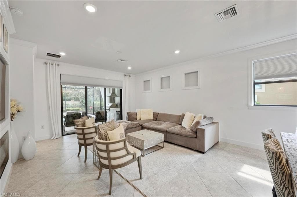 7670 Jacaranda LN, NAPLES FL 34114-9