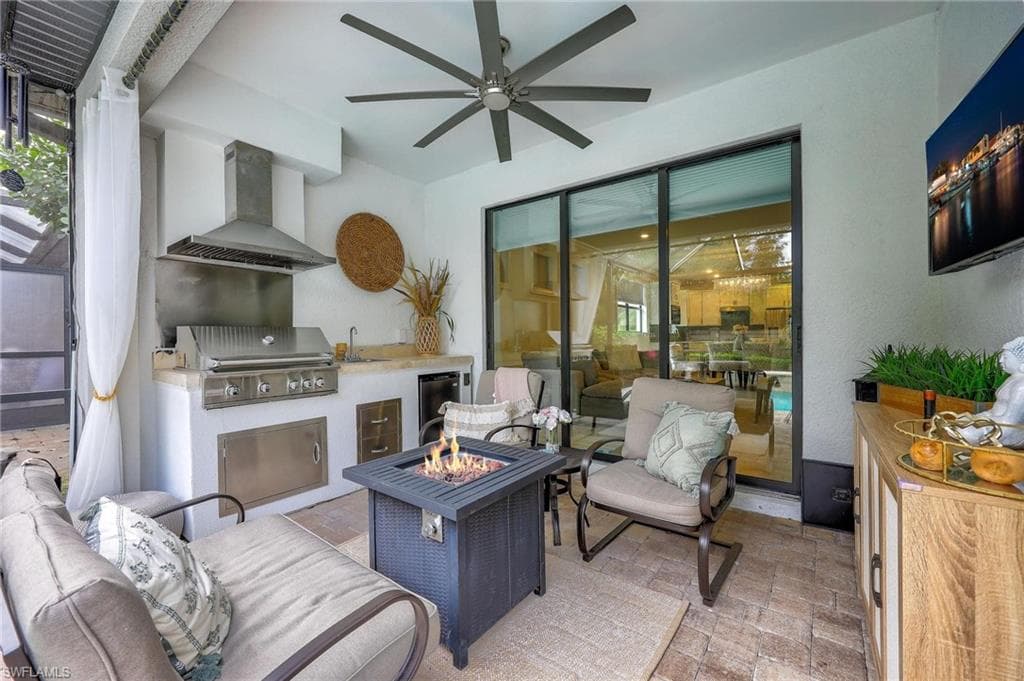 7670 Jacaranda LN, NAPLES FL 34114-18