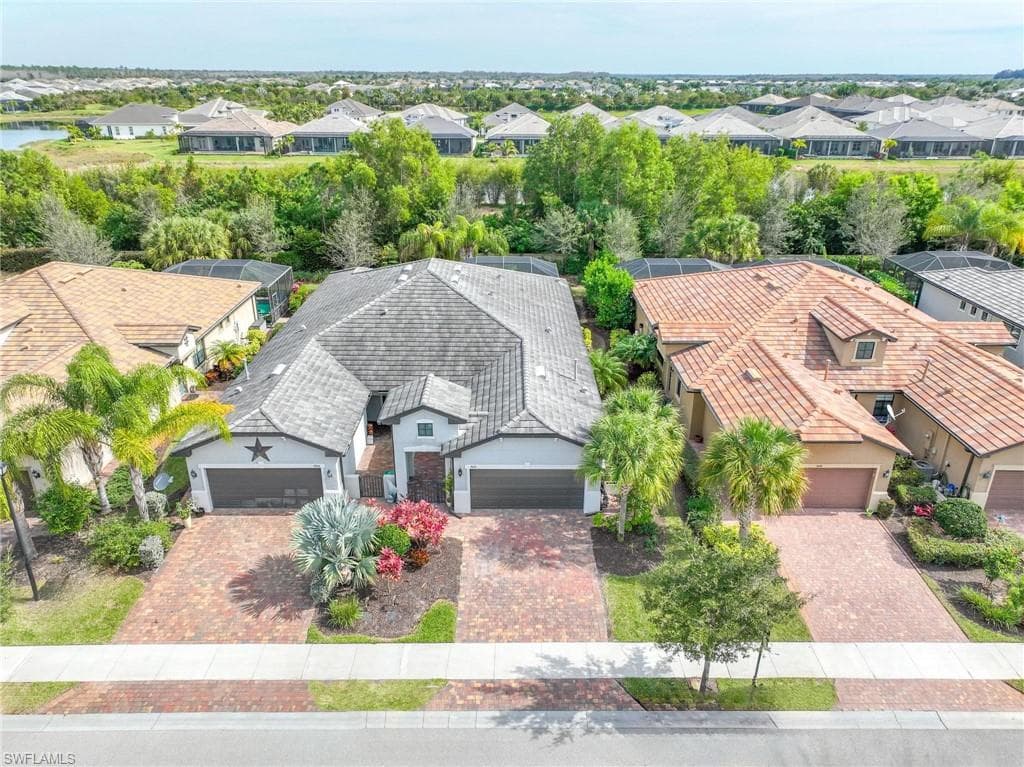 7670 Jacaranda LN, NAPLES FL 34114-39