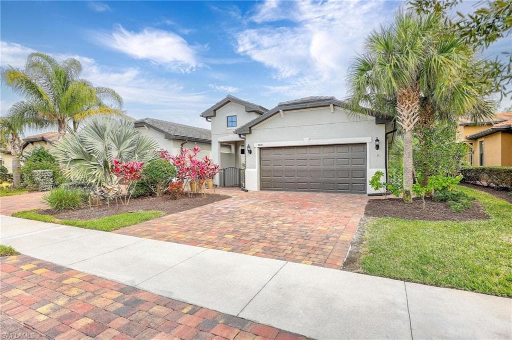 7670 Jacaranda LN, NAPLES FL 34114-38