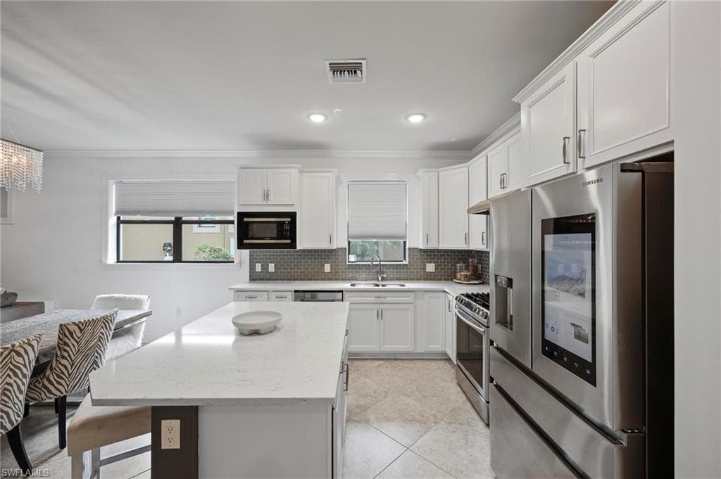 7670 Jacaranda LN, NAPLES FL 34114-3