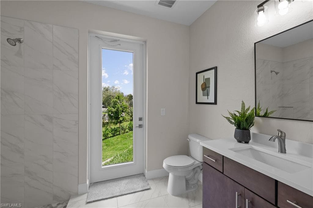 8738 Lakefront CT, FORT MYERS FL 33908-19