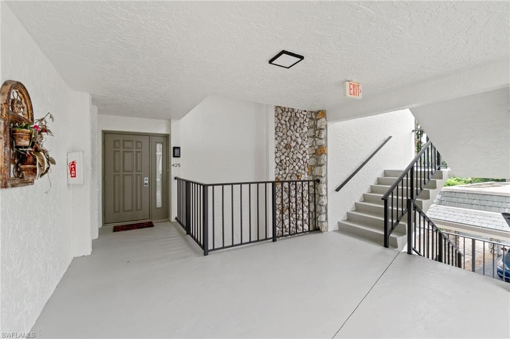 425 Wildwood LN # 425, NAPLES FL 34105-4