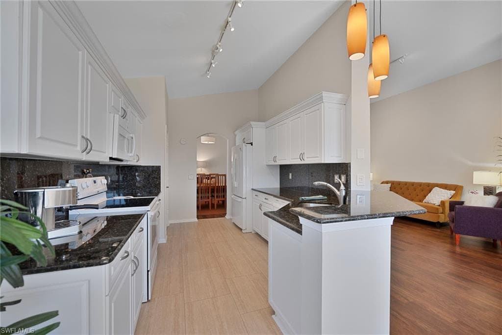 7774 Gardner DR # 202, NAPLES FL 34109-1