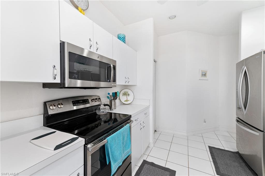 800 Carrick Bend CIR # 103, NAPLES FL 34110-8