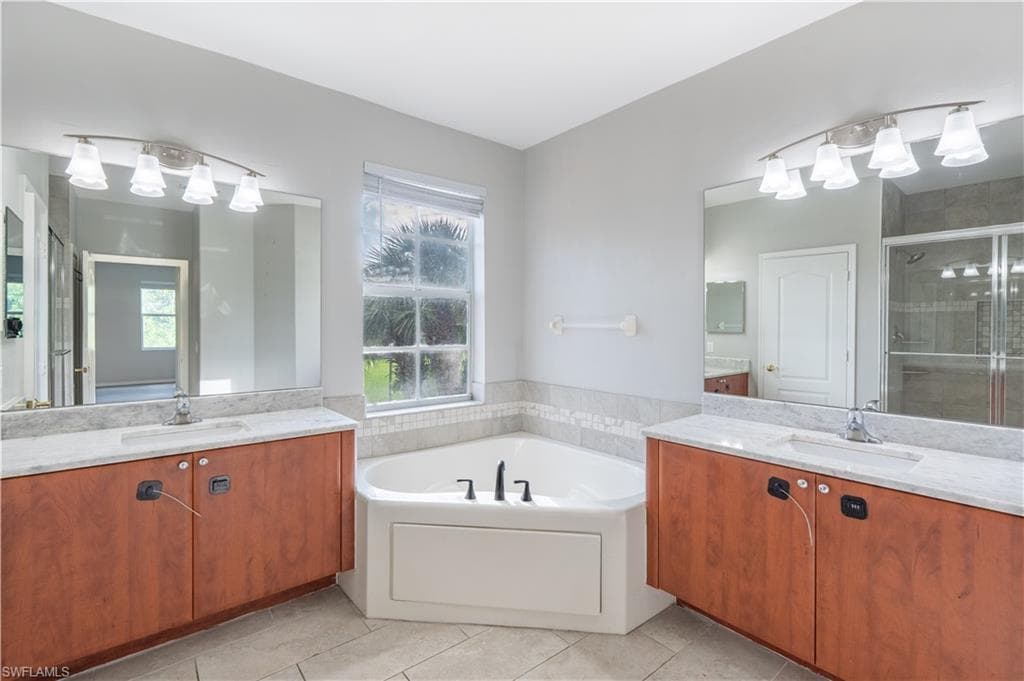 3003 Lake Manatee CT, CAPE CORAL FL 33909-22