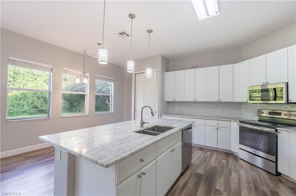 3003 Lake Manatee CT, CAPE CORAL FL 33909-7