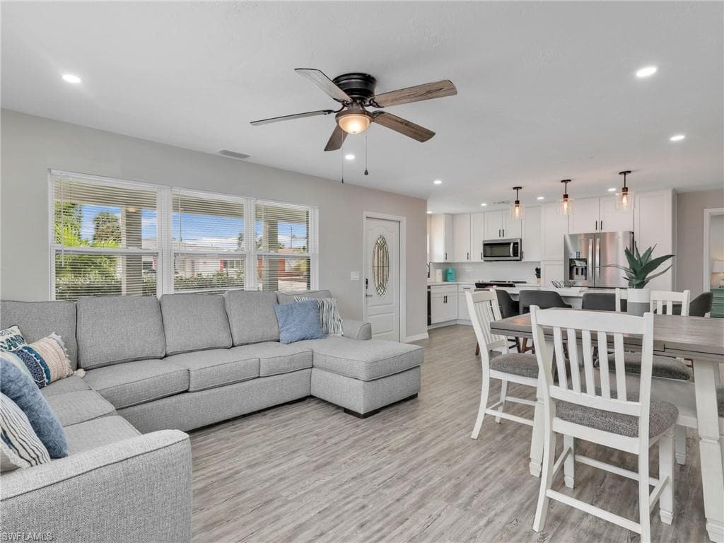 195 Hibiscus DR, FORT MYERS BEACH FL 33931-11