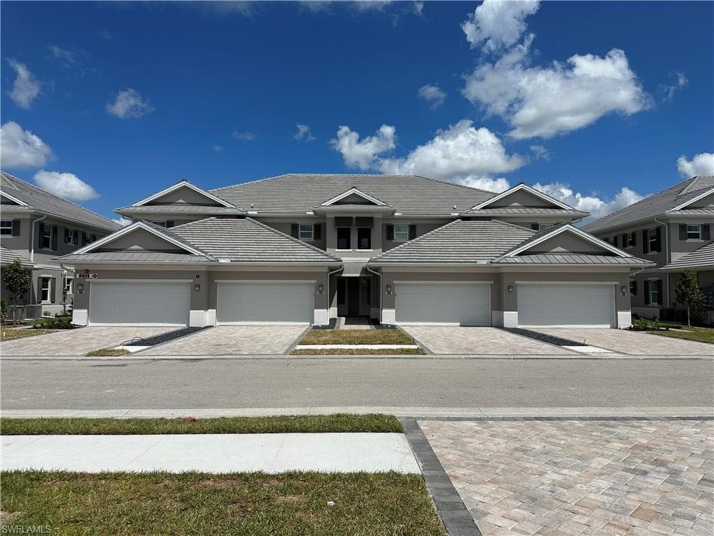 251 Indies DR E # 202, NAPLES FL 34114-1
