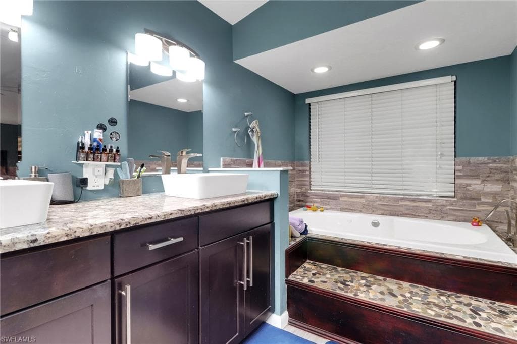 9414 Pineapple RD, FORT MYERS FL 33967-16